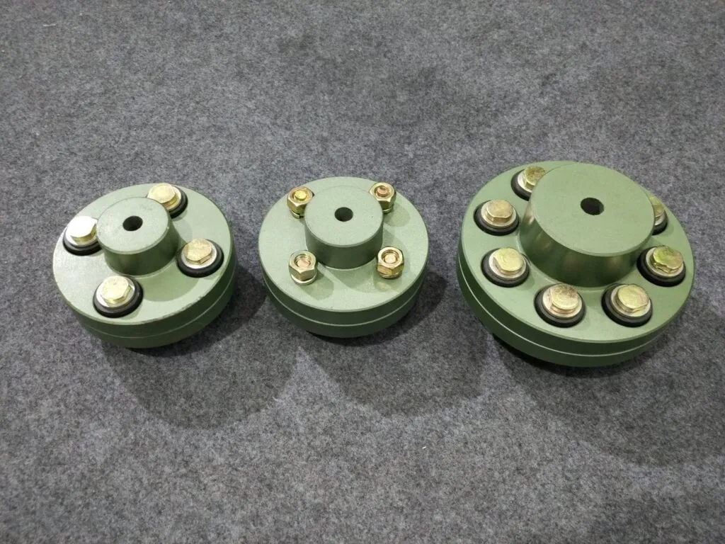 Khớp nối mặt bích: Ba khớp nối mặt bích chốt cao su xanh lá ba cỡ cạnh nhau