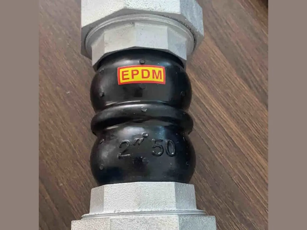 Khớp nối mềm cao su nối ren: Cận cảnh thân cao su EPDM của khớp nối mềm nối ren có in cỡ
