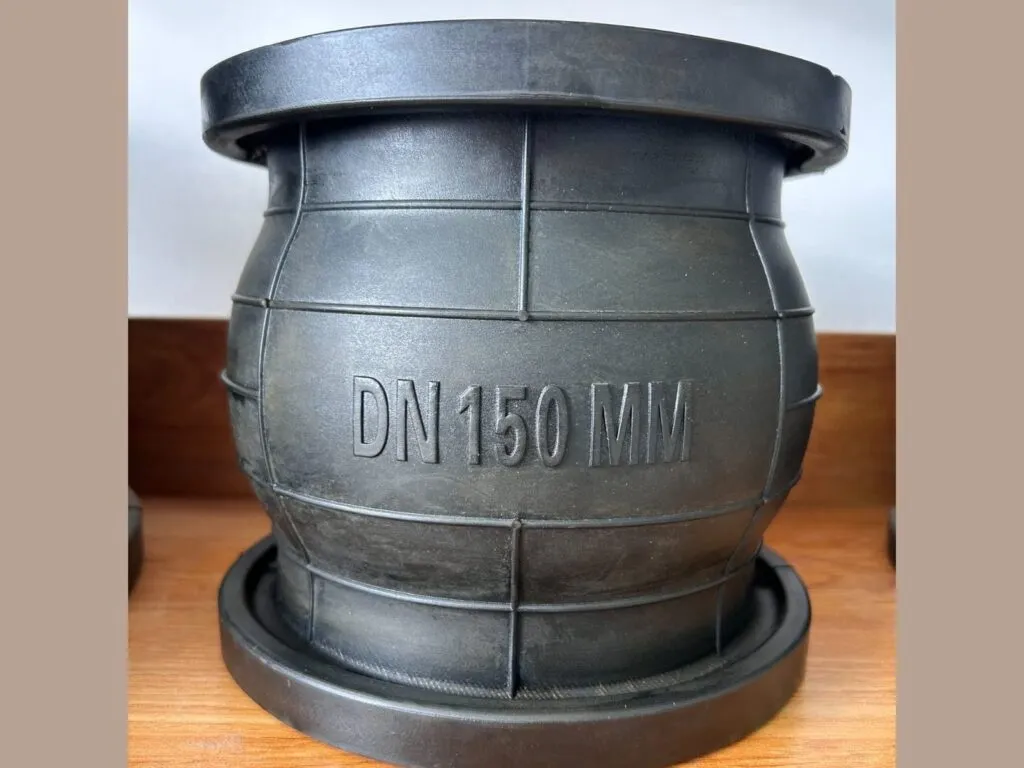 Khớp nối mềm cao su: Thân khớp nối mềm cao su đen có ghi cỡ DN150