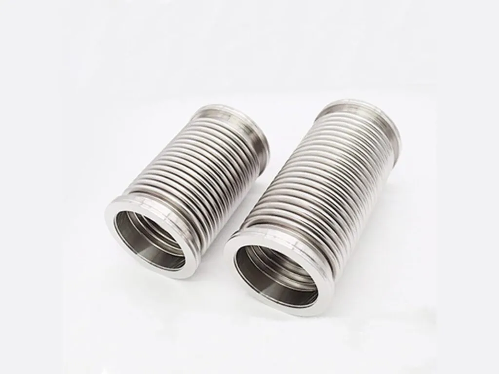 Khớp nối mềm inox: Hai ống bễ inox gợn sóng đầu trơn đặt cạnh nhau