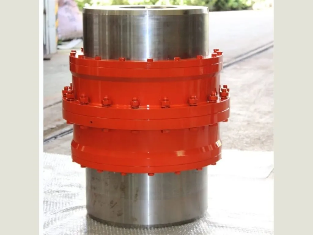 Khớp nối răng: Khớp nối răng sơn đỏ cam ở giữa, hai đầu moay ơ thép trần