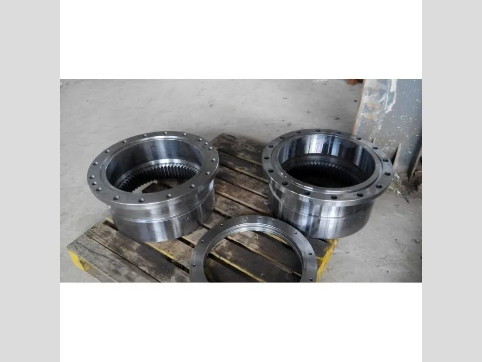Khớp nối răng vỏ thép: Hai nửa vỏ thép khớp nối răng đặt trên pallet gỗ