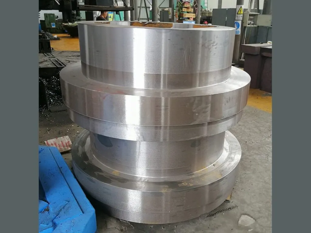 Khớp nối răng vỏ thép: Khớp nối răng thép nhìn ngang, hai nửa ghép với vòng giữa