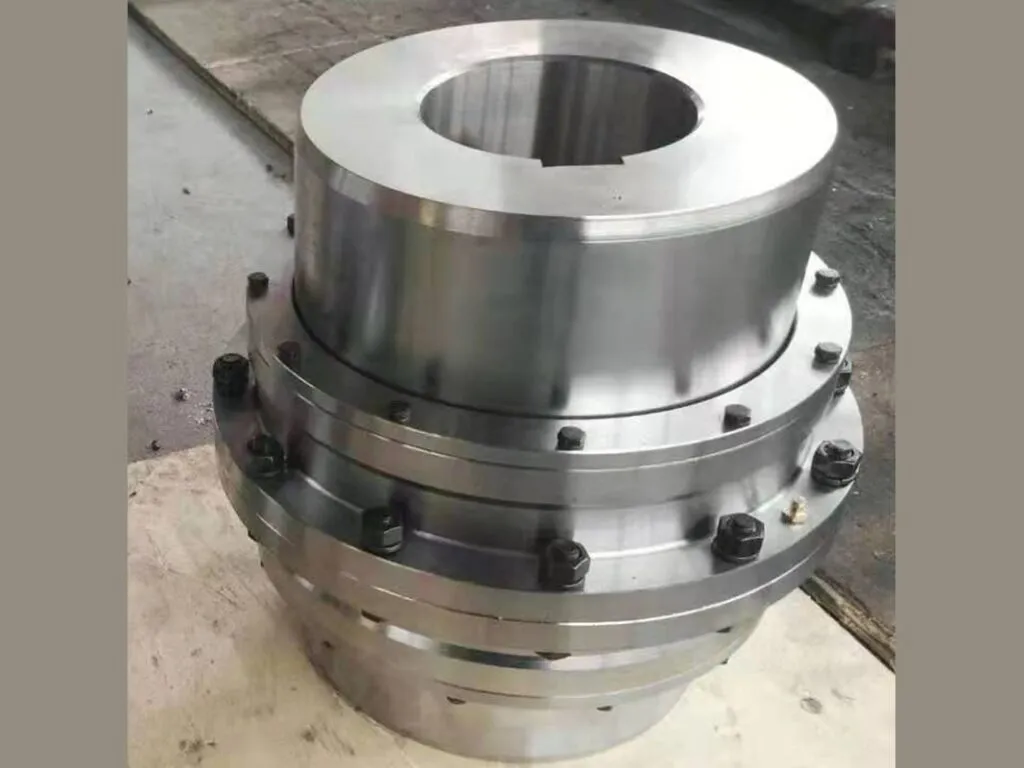 Khớp nối răng vỏ thép: Khớp nối răng vỏ thép xám nhìn thẳng, hàng bu lông mặt bích