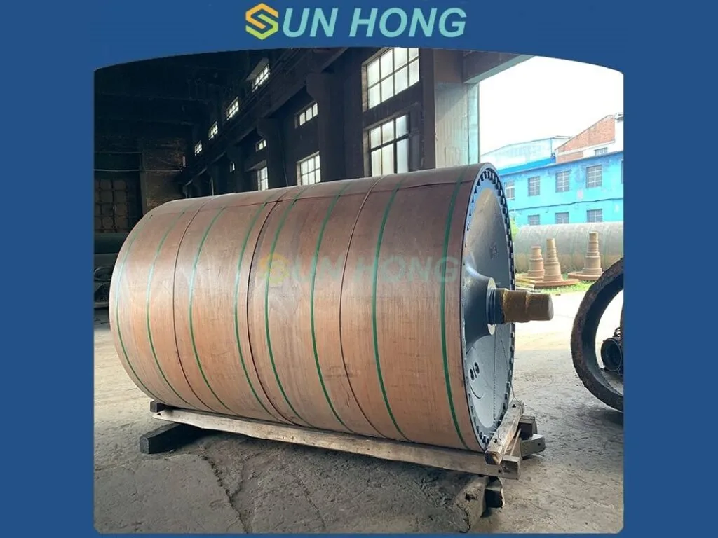 Khớp nối xoay nước, hơi: Hai khớp xoay nhôm có tai treo và cổ ren nhìn gần