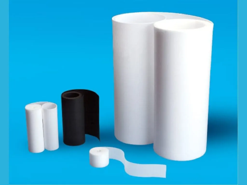 Màng PTFE: Các cuộn màng PTFE trắng đen nhiều khổ xếp cạnh nhau