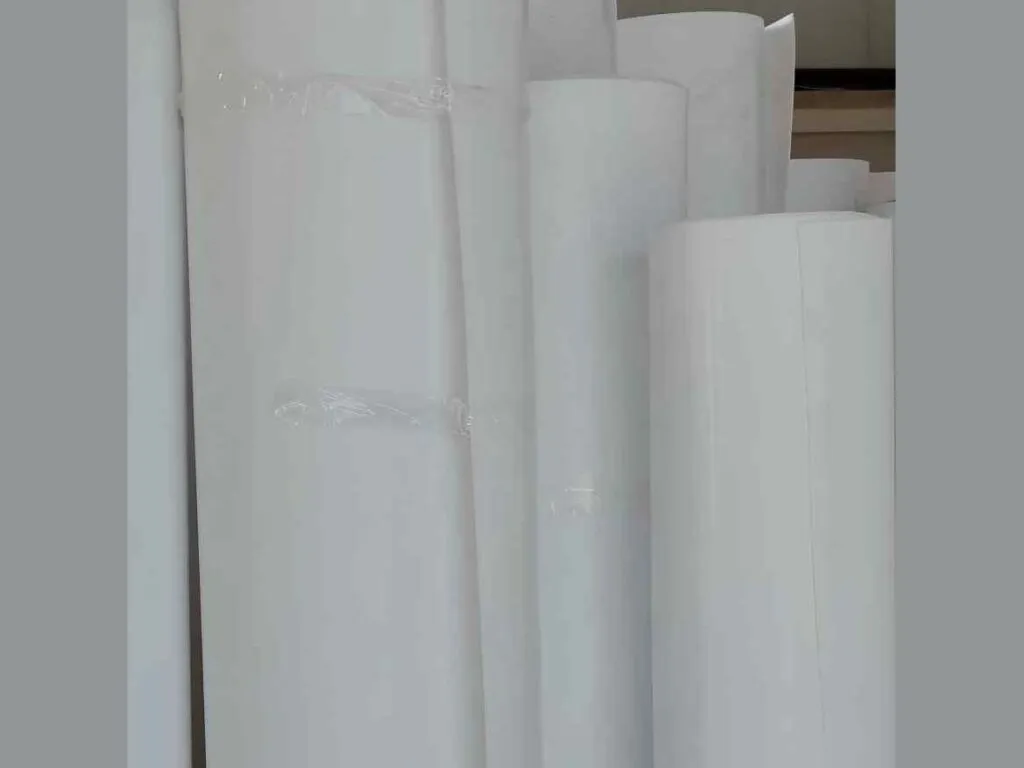 Màng PTFE: Các cuộn màng PTFE trắng dựng đứng cạnh nhau