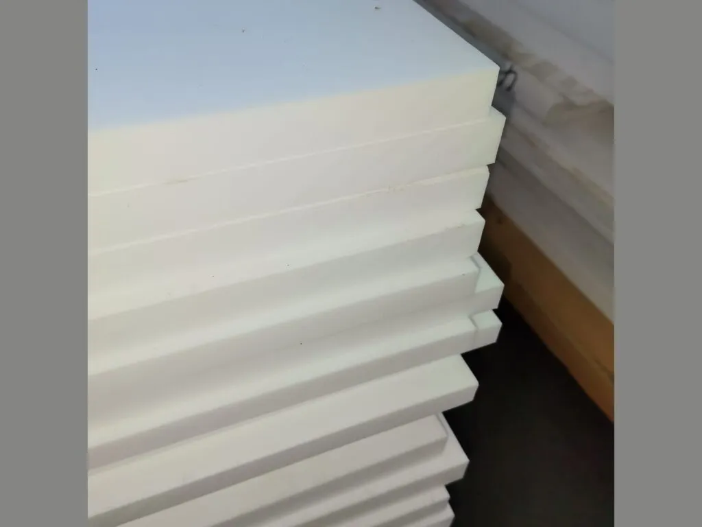 Màng PTFE: Chồng tấm PTFE trắng xếp lớp nhìn từ cạnh