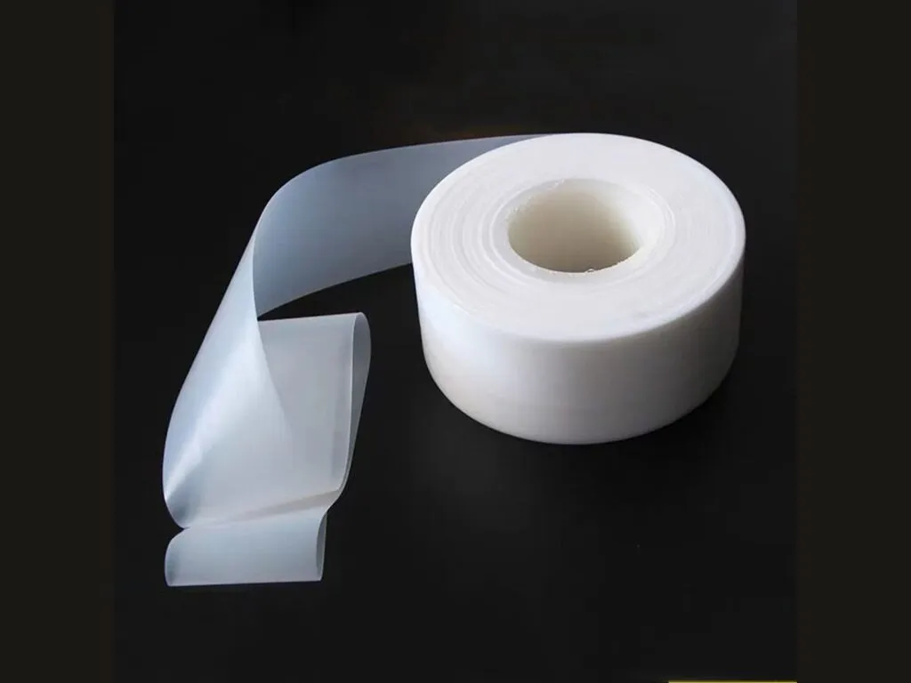 Màng PTFE: Cuộn màng PTFE mỏng trong mờ, đầu băng xoè ra ngoài