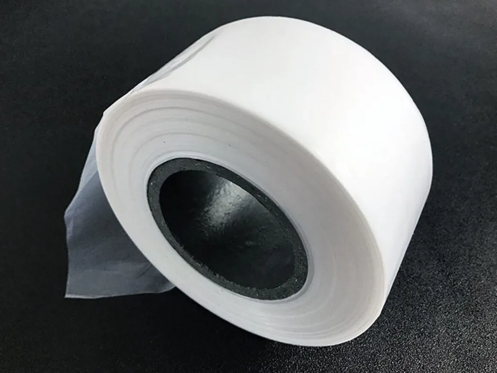 Màng PTFE: Cuộn màng PTFE trắng dày quấn trên lõi đen, mép màng gập lên