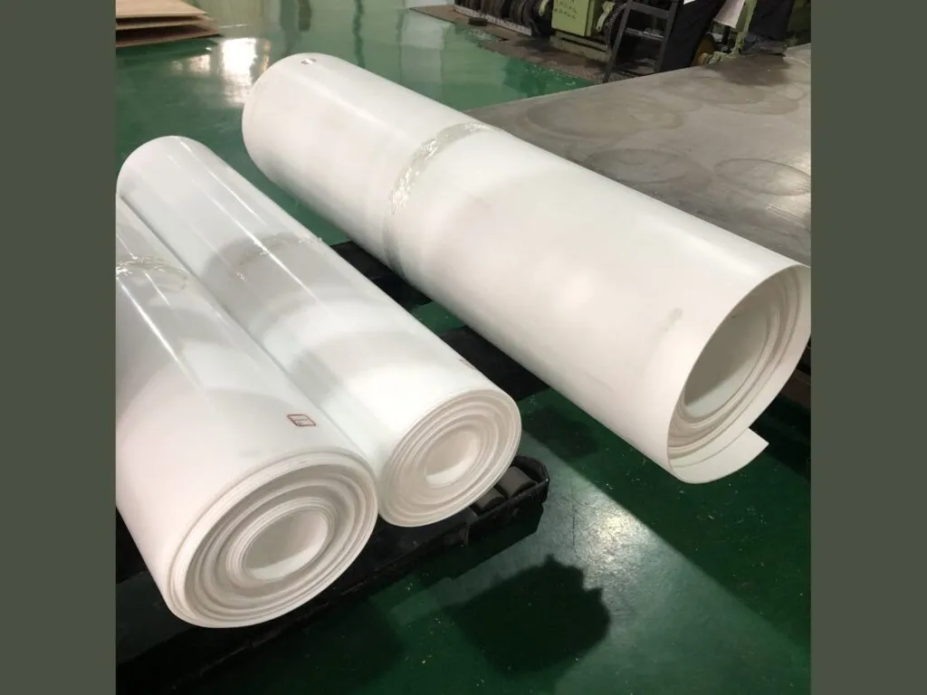 Màng PTFE: Hai cuộn màng PTFE trắng đặt trên nền xanh
