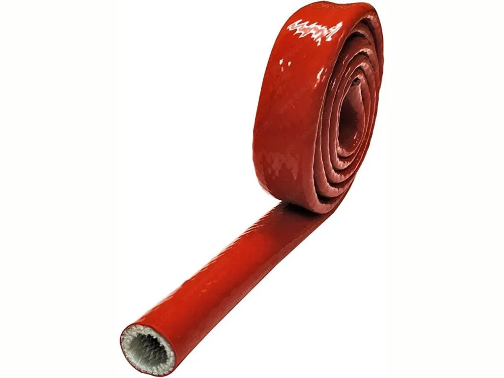 Ống bọc sợi thủy tinh phủ silicone: Cuộn ống bọc silicone đỏ trải dài trên nền trắng