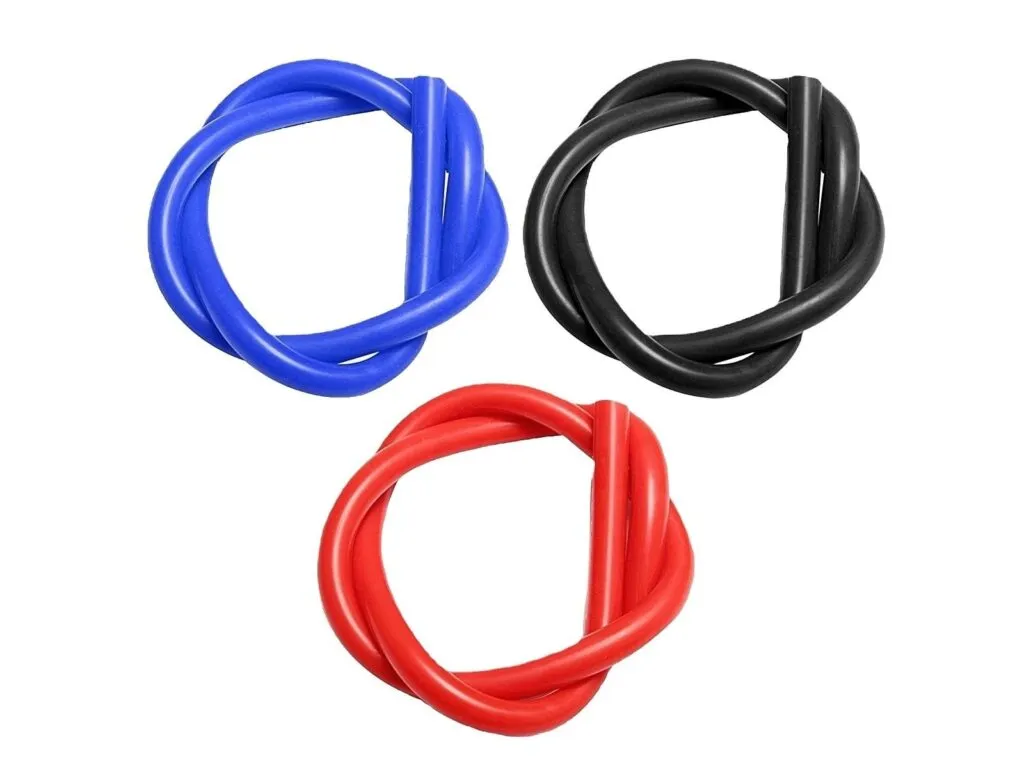 Ống silicon chịu nhiệt: Ba cuộn ống silicone trơn màu xanh, đen và đỏ đặt rời nhau