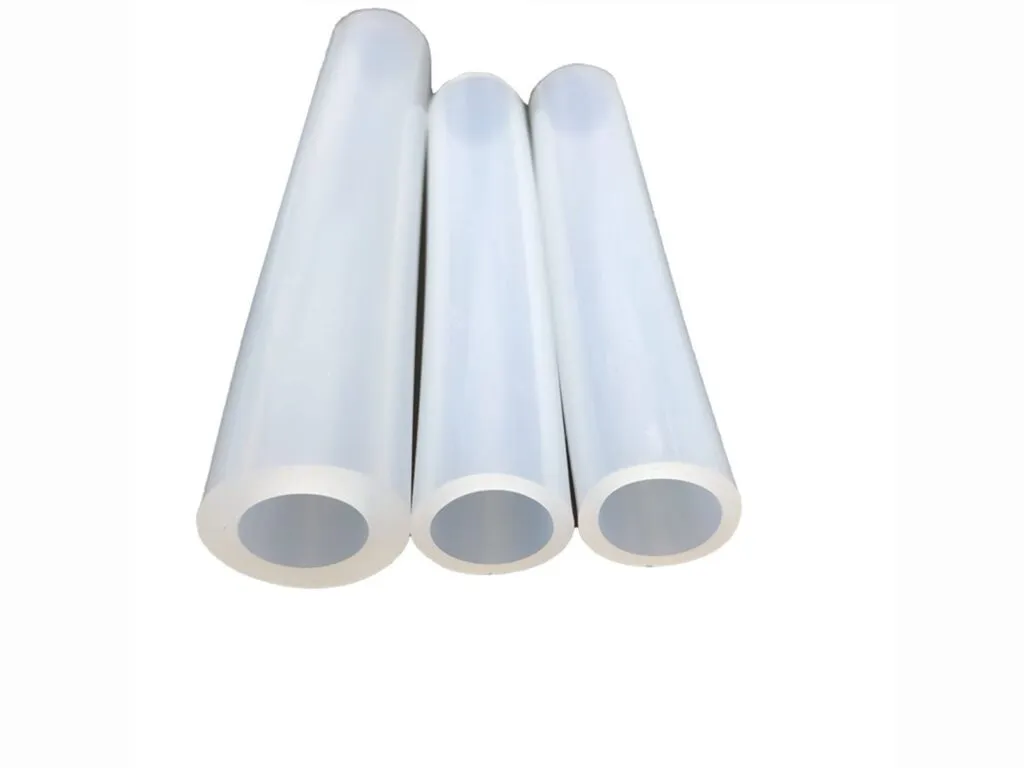 Ống silicon chịu nhiệt: Ba đoạn ống silicone trắng sữa thành dày đặt cạnh nhau trên nền trắng