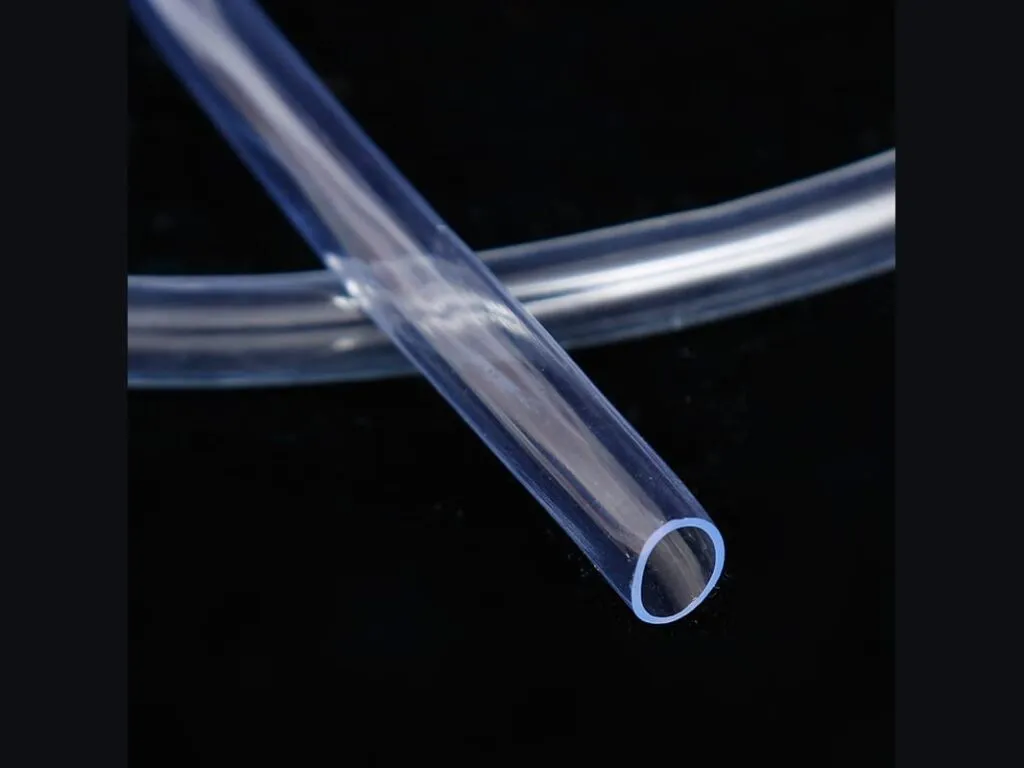 Ống silicon chịu nhiệt: Cận cảnh đoạn ống silicone trong suốt, thấy rõ lòng ống và thành ống