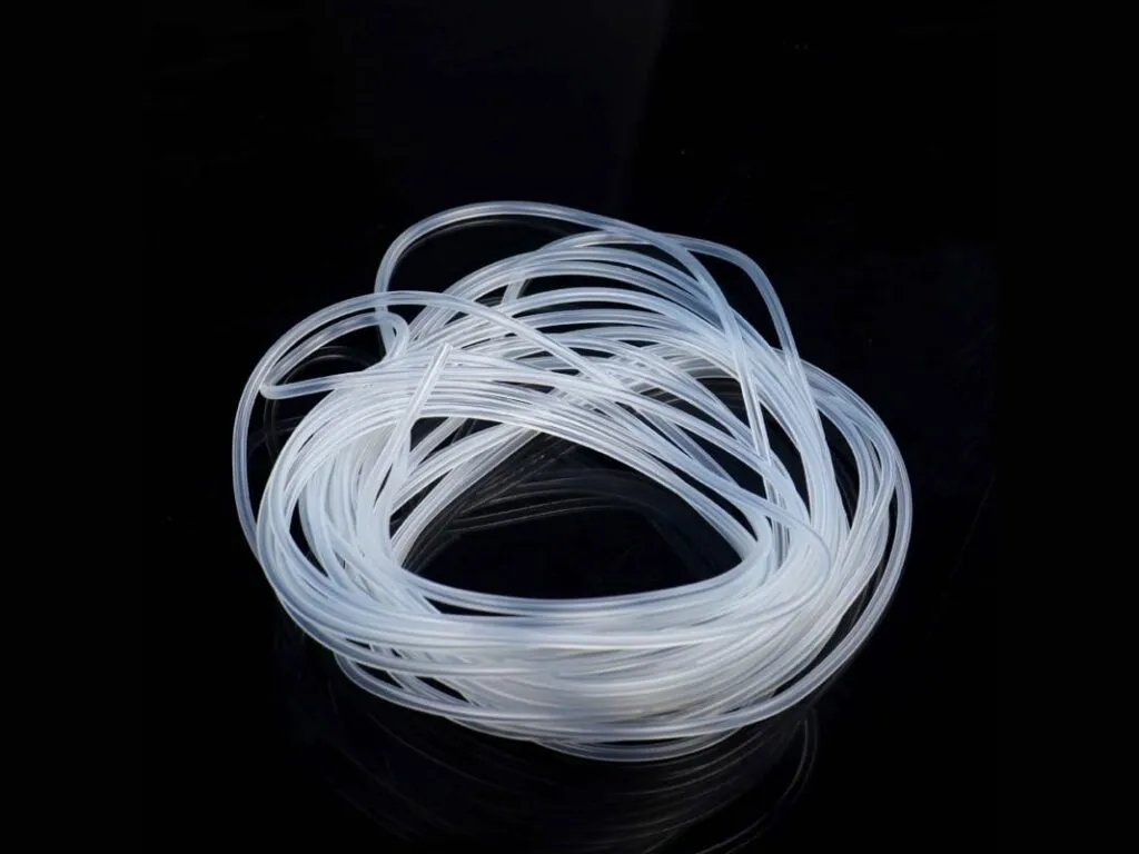Ống silicon chịu nhiệt: Cuộn ống silicone trong suốt nhỏ cuộn rối trên nền đen
