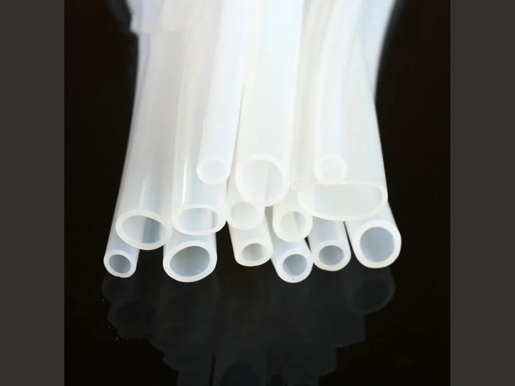 Ống silicon chịu nhiệt: Nhiều đoạn ống silicone trắng mờ nhiều cỡ đứng dựng, nhìn thấy đầu ống