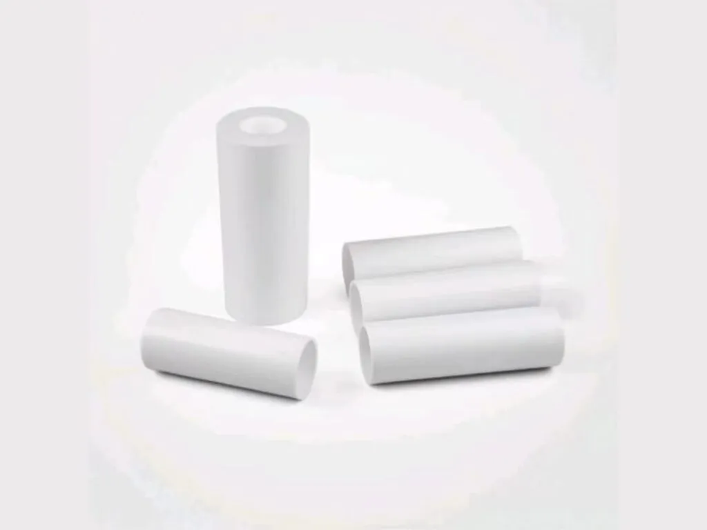 Ống teflon PTFE: Các ống teflon trắng cắt đoạn đặt trên nền sáng