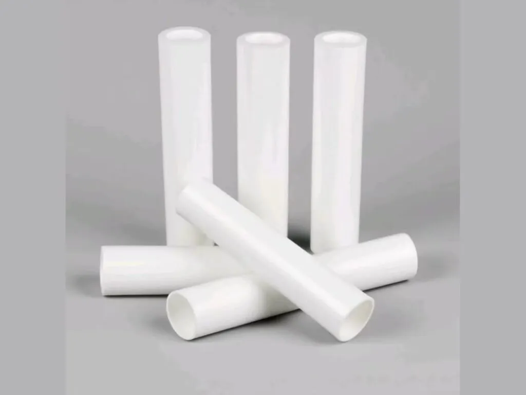 Ống teflon PTFE: Sáu ống teflon trắng đứng và nằm xen kẽ