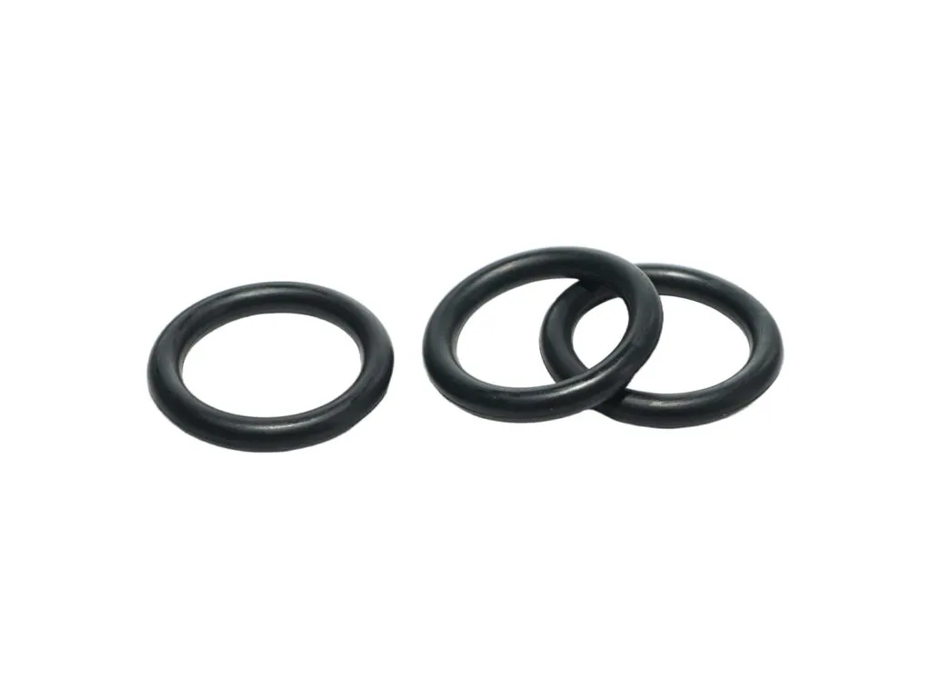 Oring NBR chịu dầu: Ba vòng oring NBR đen tiết diện tròn, hai vòng đặt chồng lên nhau