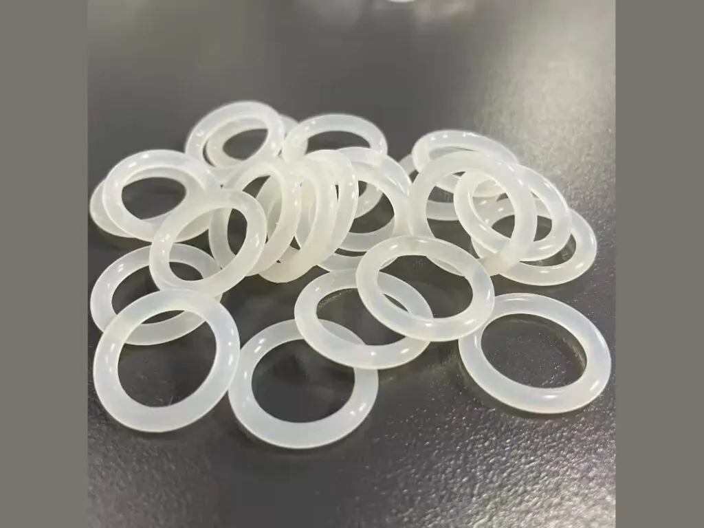Oring silicone: Đống oring silicone trắng đục dày rải chồng lên nhau trên nền trắng