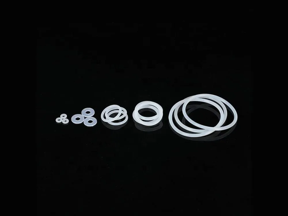 Oring silicone: Hàng oring silicone trắng từ cỡ nhỏ tới cỡ lớn trên nền đen