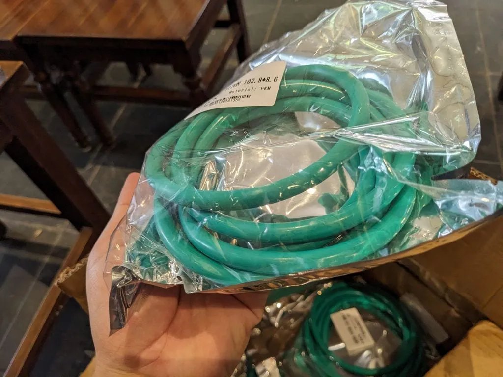 Oring Viton FKM chịu nhiệt, chịu hoá chất: Cuộn oring Viton xanh lá đóng túi, đặt trên thùng hàng trong kho