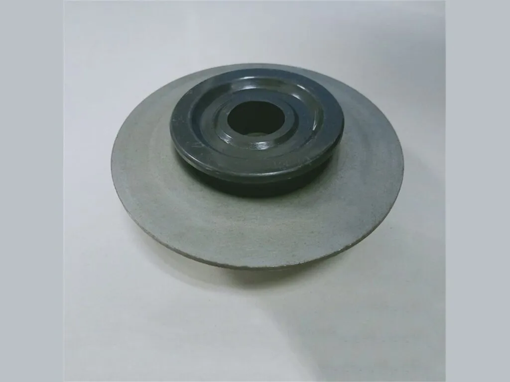 Phớt chắn bụi ổ trục: Vỏ phớt thép tròn có vòng cao su đen ở giữa