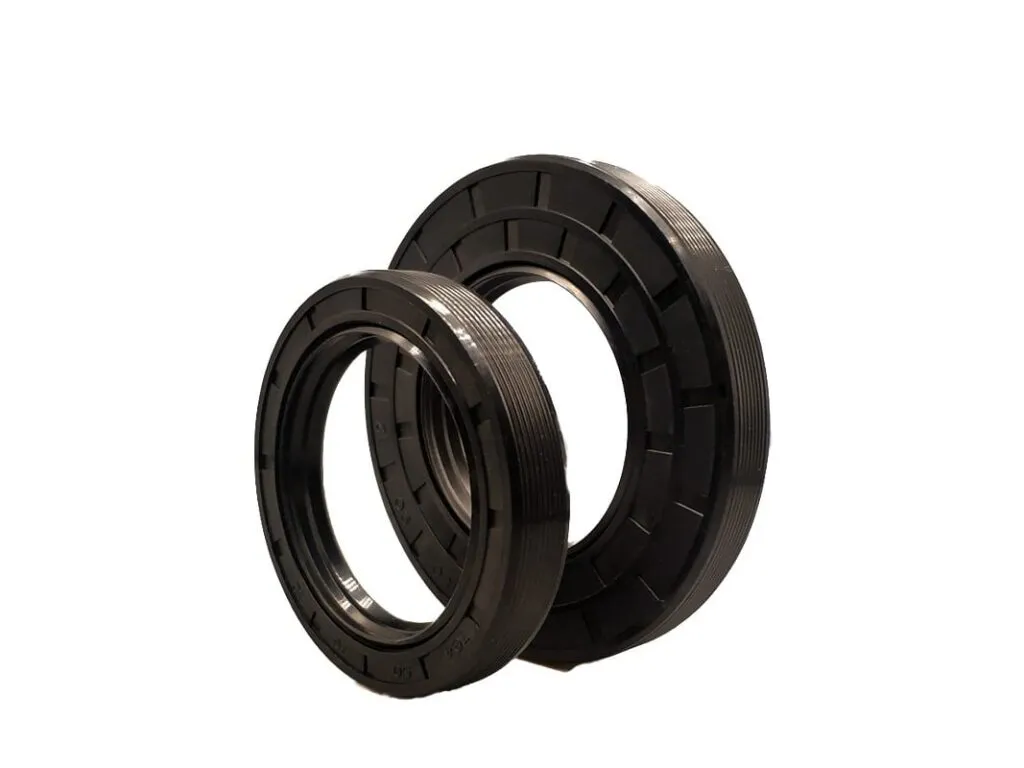 Phớt chắn dầu kiểu SKF HMSA10 RG: Hai phớt chắn dầu đen vỏ cao su có rãnh ngoài, một lớn một nhỏ dựng đứng