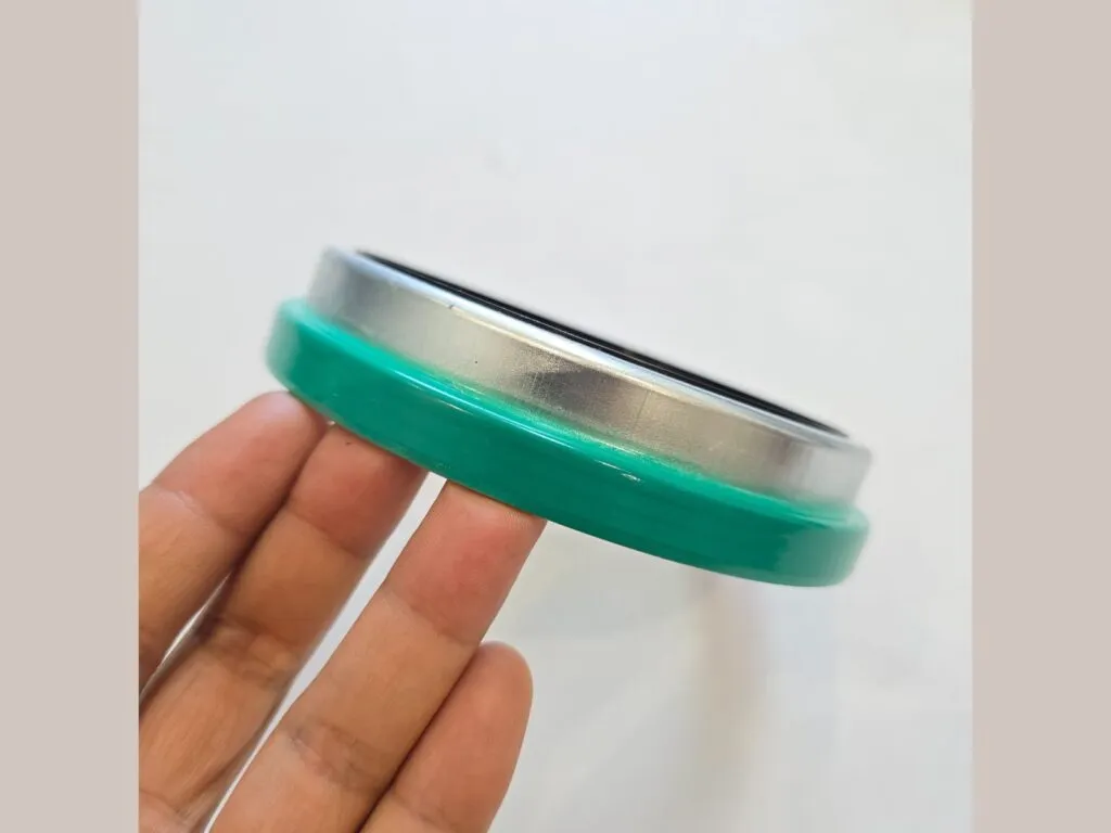 Phớt chắn dầu kiểu SKF HMSA10 RG: Phớt chắn dầu bọc cao su xanh, vành thép bên trong, cầm nghiêng