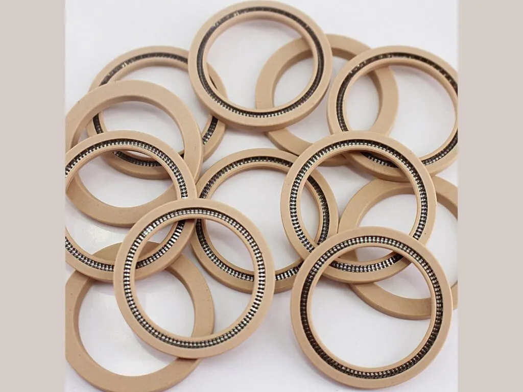 Phớt PTFE: Nhiều phớt lò xo màu be xếp chồng lên nhau tạo cụm