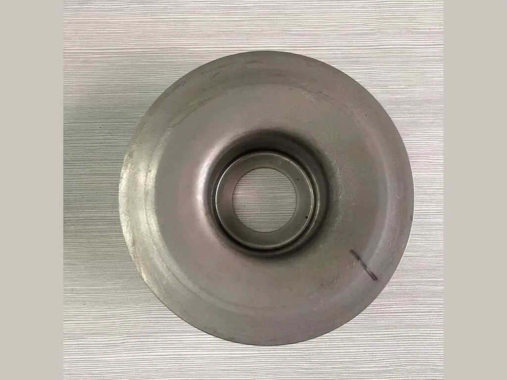 Phớt trục con lăn băng tải: Mặt trên chén thép tròn lớn có lỗ trục ở giữa