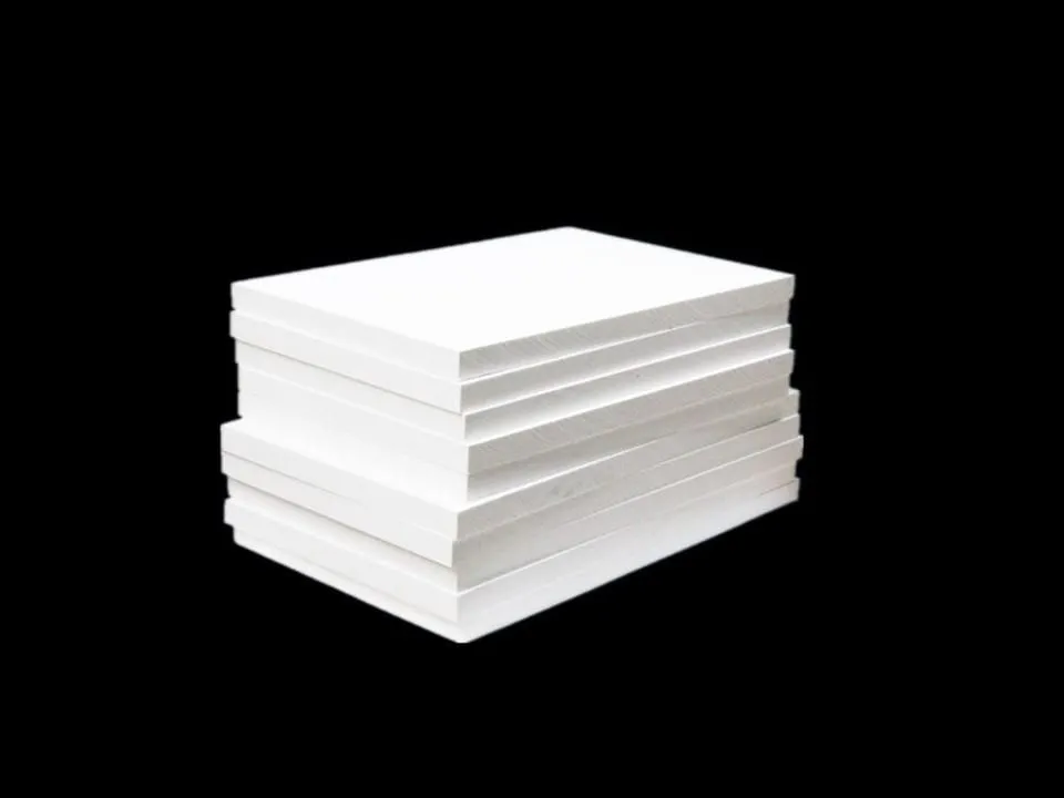 Tấm bông gốm cách nhiệt: Chồng tấm bông gốm ceramic trắng đặt trên nền đen