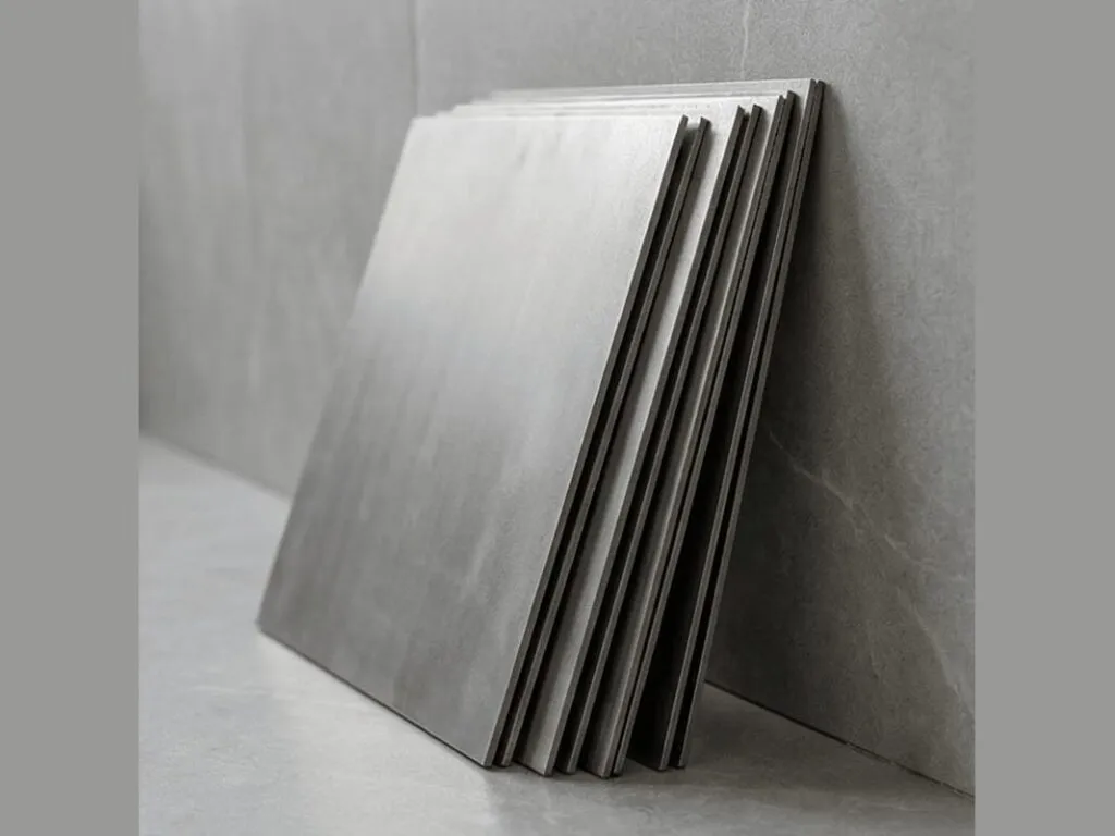 Tấm gioăng graphite: Các tấm gioăng graphite dựng nghiêng sát tường xám