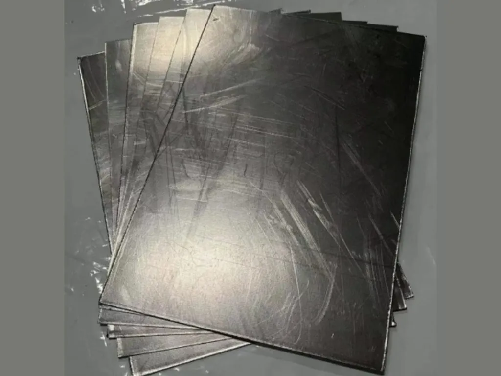 Tấm gioăng graphite: Chồng tấm gioăng graphite xám đen xếp nghiêng gọn gàng