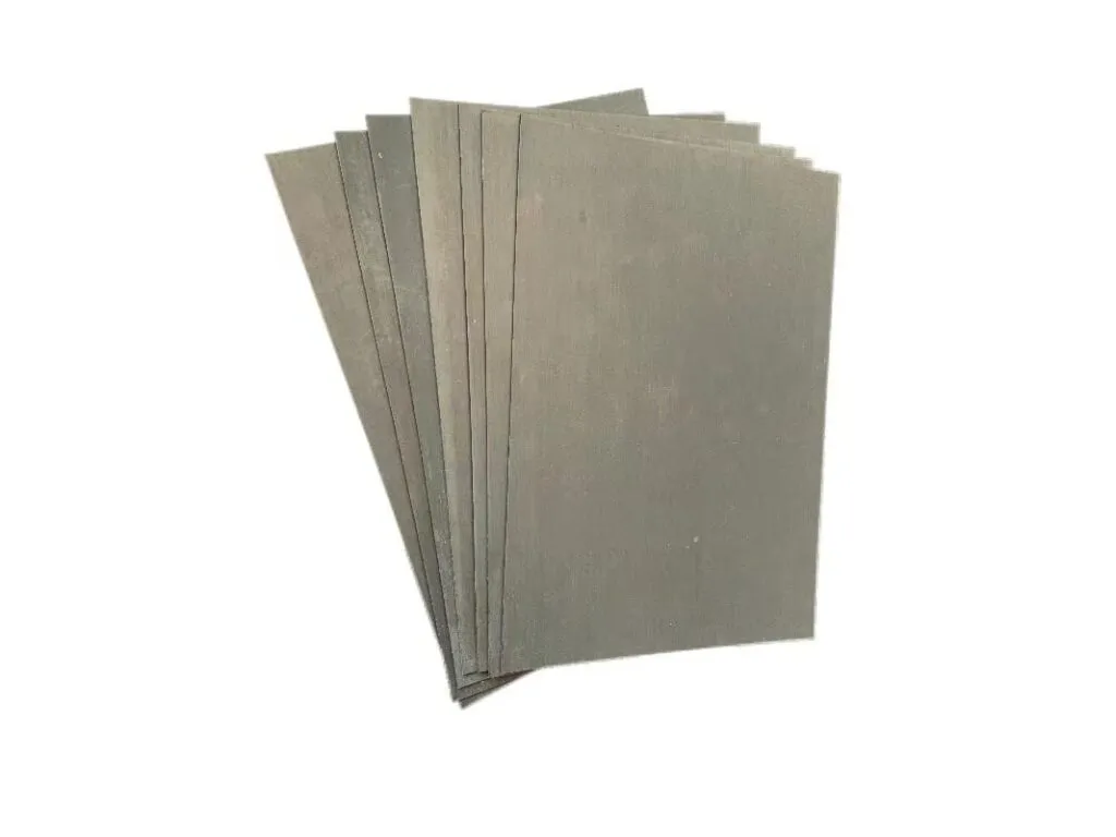 Tấm gioăng graphite: Nhiều tấm graphite xám bạc xòe ra như quạt trên nền trắng
