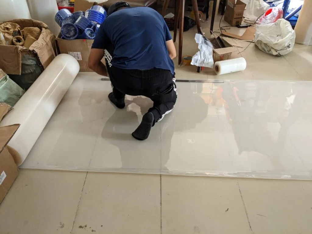 Tấm silicon chịu nhiệt: Cuộn tấm silicon trắng mở ra trên sàn kho