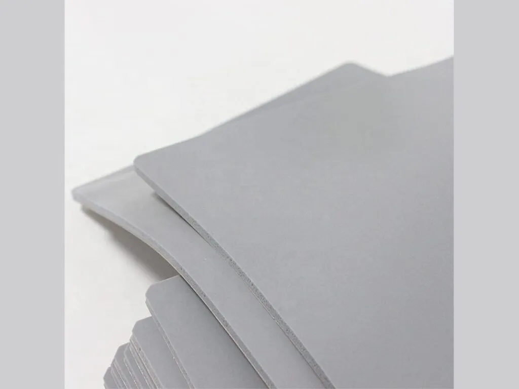 Tấm silicon chịu nhiệt: Hai tấm silicon xám chồng lệch nhau