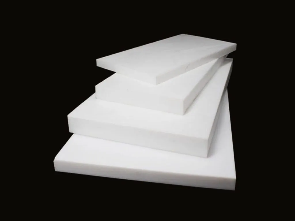 Tấm teflon PTFE: Bốn tấm teflon trắng độ dày khác nhau xếp tầng