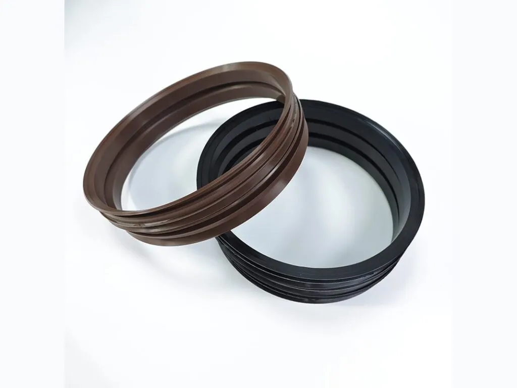 Phớt V-ring VA, VS: Hai V-ring nâu và đen đặt chồng, thấy môi làm kín nghiêng