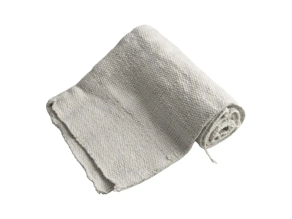 Vải ceramic chịu nhiệt: Cuộn vải sợi gốm nằm nghiêng có mép buộc dây