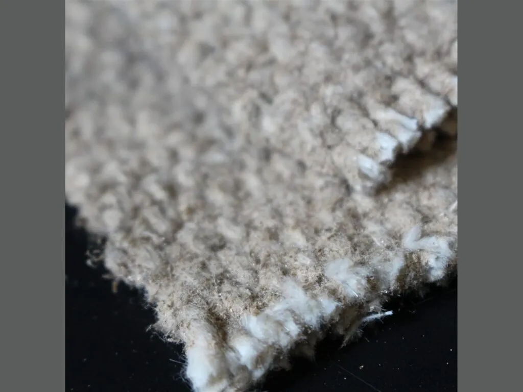 Vải ceramic chịu nhiệt: Mép vải sợi gốm bung sợi chụp rất gần