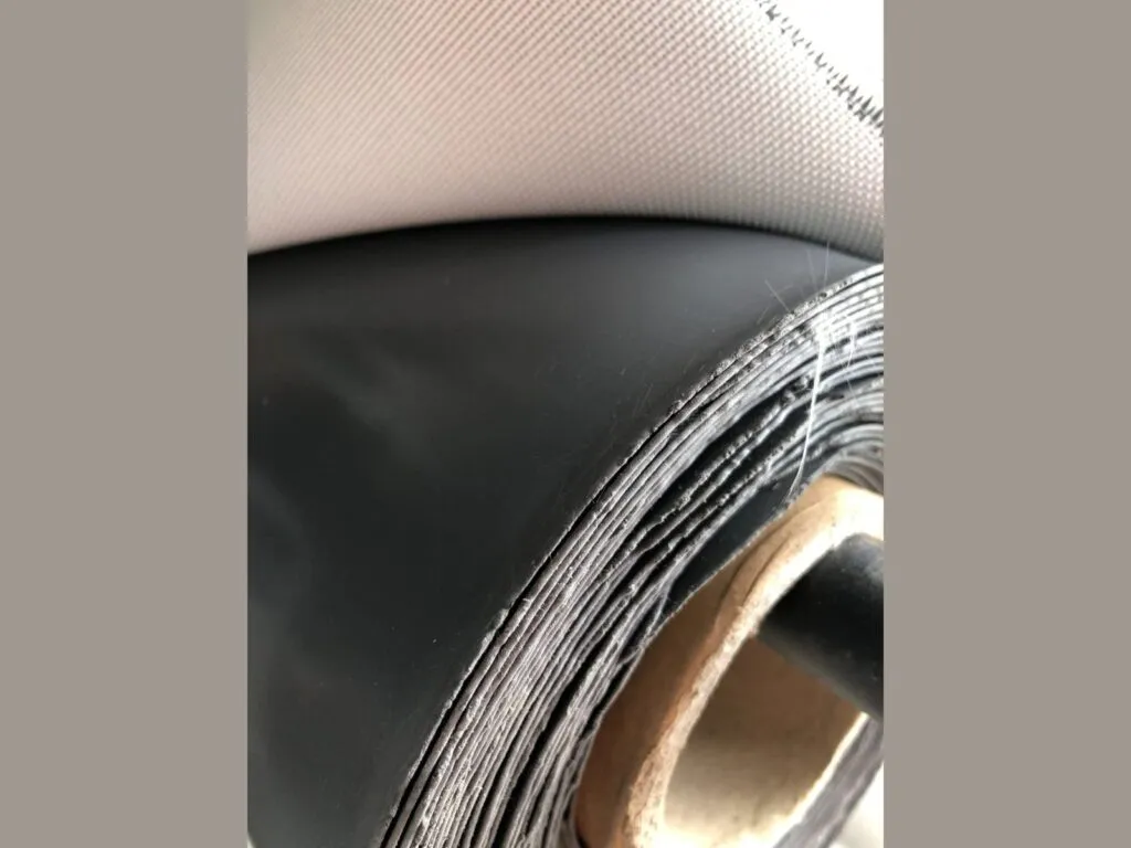 Vải phủ silicone chống cháy: Cuộn vải phủ silicone đen mặt trong lộ lớp dệt xám