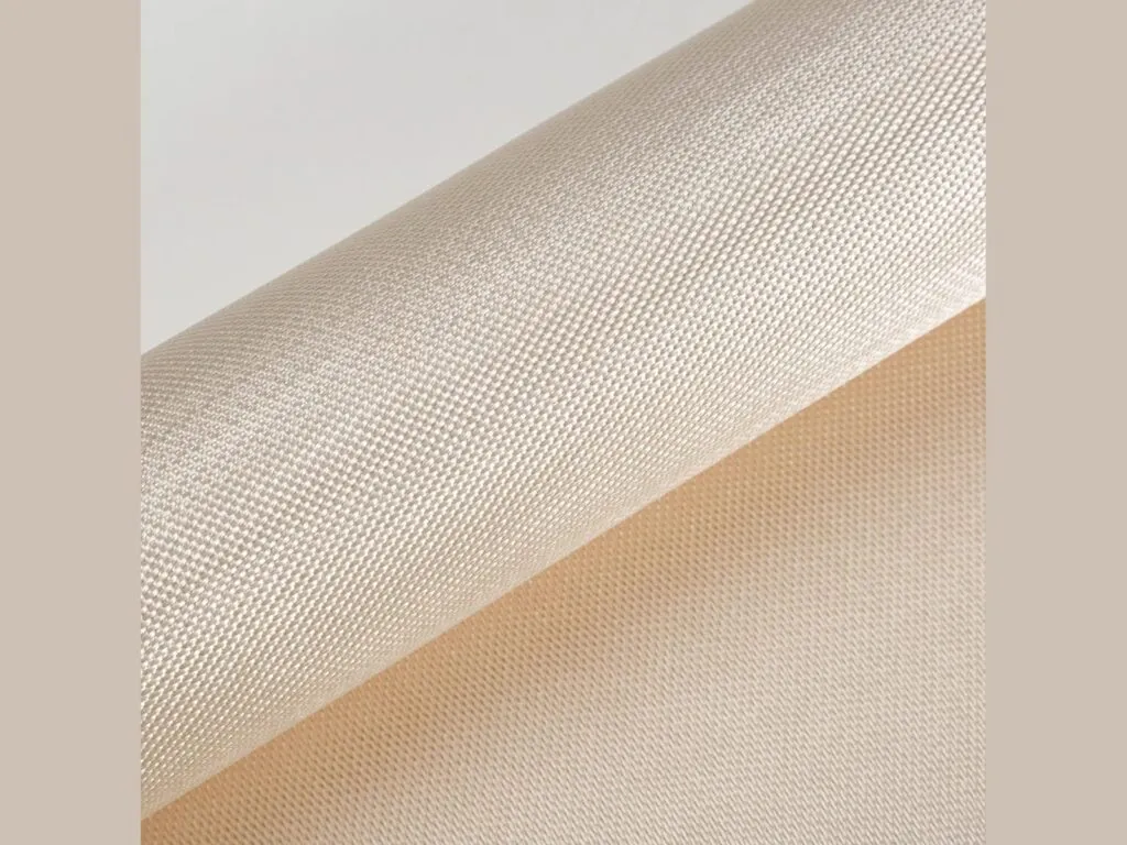 Vải silica chịu nhiệt: Cuộn vải silica màu be mở ra từng đoạn