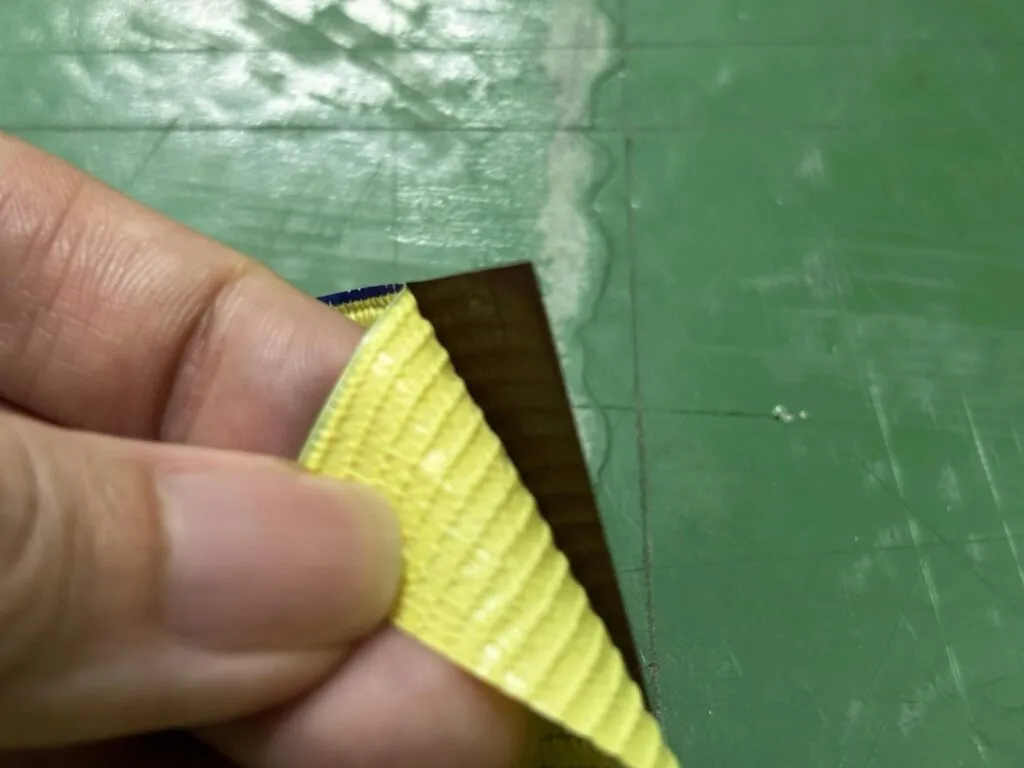 Vải teflon: Góc vải teflon có keo bóc lớp lót, cận vân sợi