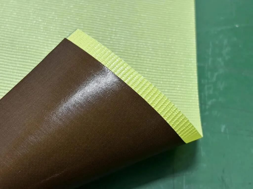 Vải teflon: Mép vải teflon nâu cuộn lên thấy mặt keo vàng