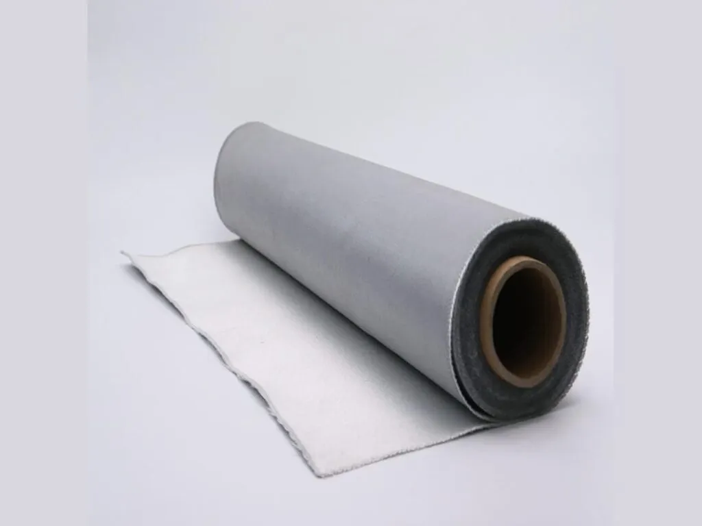 Vải thủy tinh chịu nhiệt: Cuộn vải thủy tinh phủ silicone màu xám đặt trên tấm vải trắng