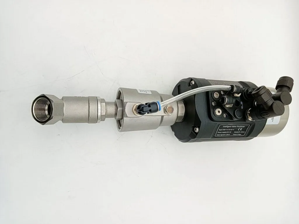 Van piston: Van piston inox nằm ngang với bộ điều khiển khí nén đen