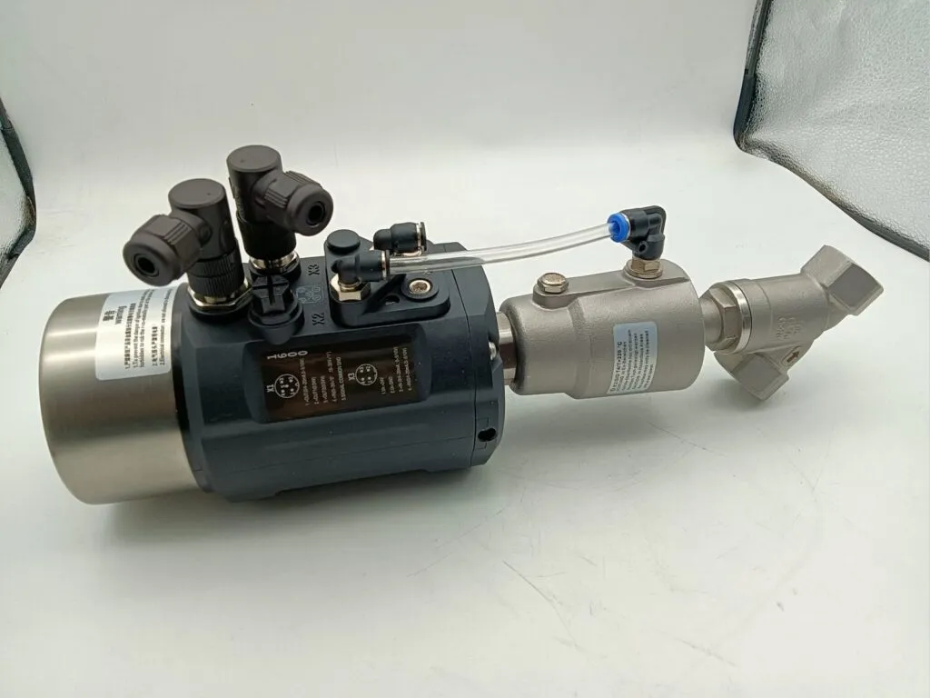 Van piston: Van piston thân inox, đầu điều khiển khí nén đen có ống dẫn