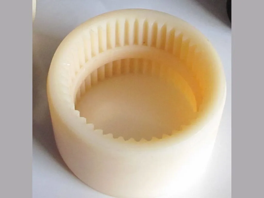 Vỏ nhựa khớp nối: Cận cảnh vỏ nhựa nylon màu kem có răng cong bên trong